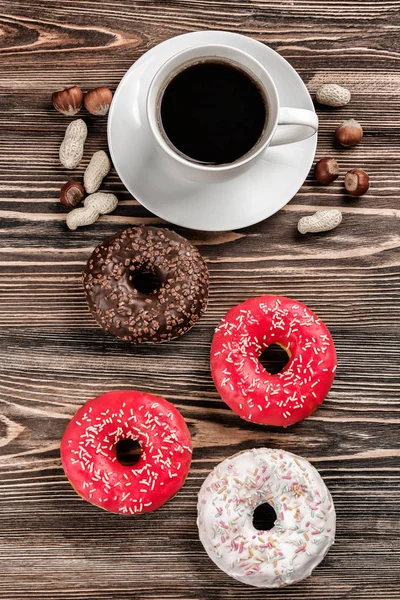 Sabrosas rosquillas con taza de café —  Fotos de Stock