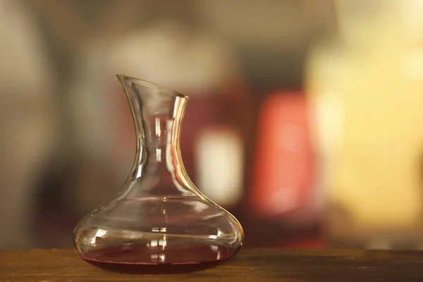 Skleněná karafa červeného vína — Stock fotografie