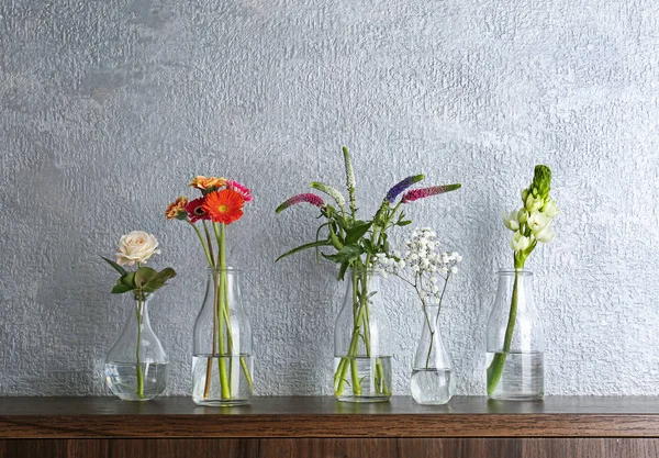 Красивые цветы в стеклянных вазах — стоковое фото