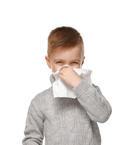 Băiat folosind țesut pentru a sufla nas — Fotografie, imagine de stoc