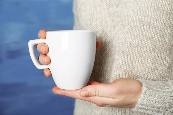 elinde beyaz Kupası