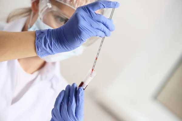 Mujer trabajando con muestra de sangre — Foto de Stock