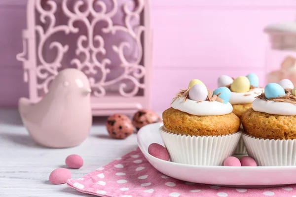 Placa con deliciosos cupcakes de Pascua — Foto de Stock