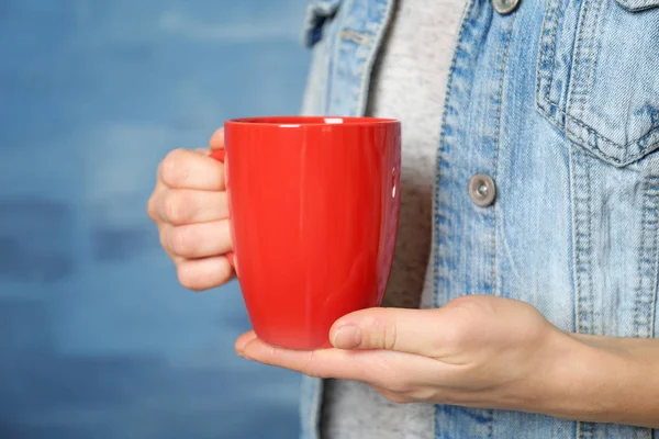 Blank red cup in hands — Stock Photo, Image