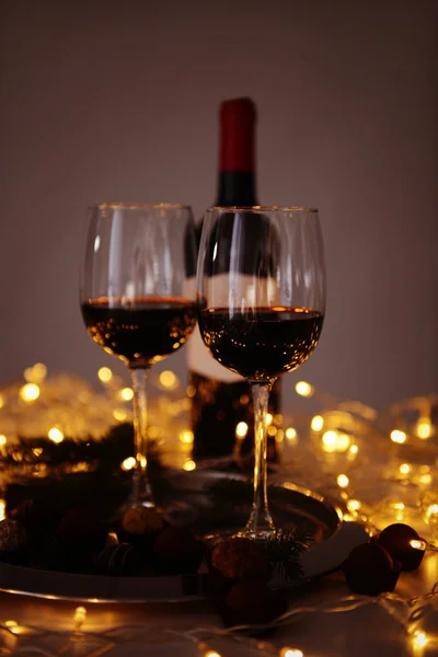 Glasses of red wine and chocolate truffles — Stock Photo, Image