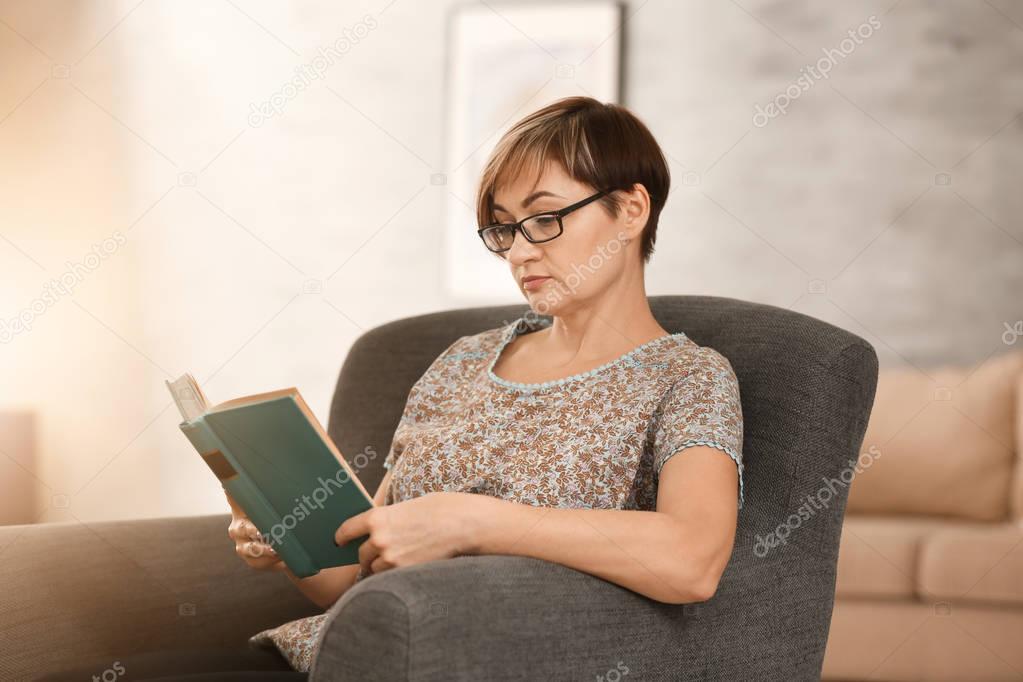  woman wearing glasses while reading