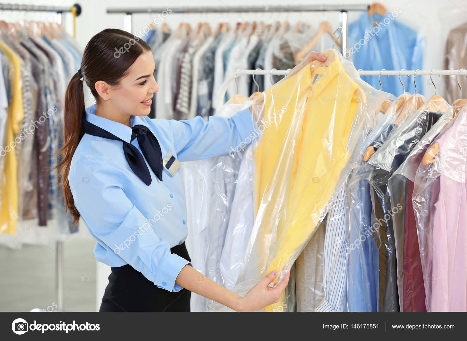 Пакет для одежды на вешалку. Химчистка пуховика. Dry cleaning services. Рубашки стопкой. Химчистка одежды сток.
