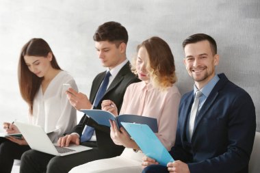 Grup insan kapalı iş görüşmesi için bekliyor