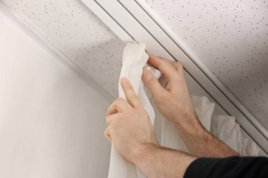 Perdeleri yükleme eller