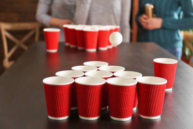 İnsanlar Bira Pong oynamak 