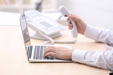 Ofisteki genç adam.