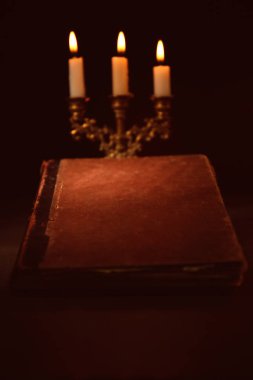 İncil ve yanan mumlar