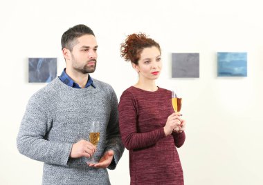 Genç çift modern sanat galerisi