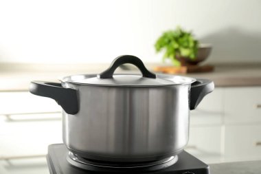 Ocakta metal tencere 