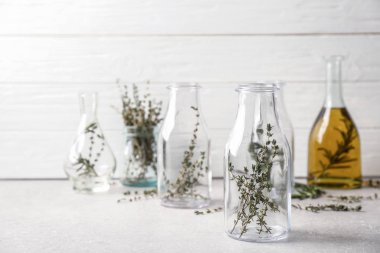 Şişe masada kekik ile