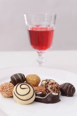 Lezzetli çikolata şekerleme ve şarap