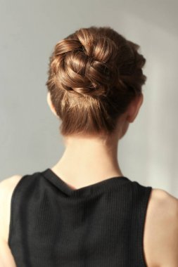 güzel örgü saç modeli olan kadın