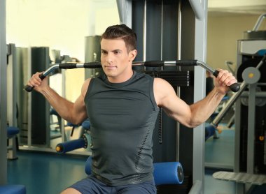 Modern bir spor salonu eğitim genç adam