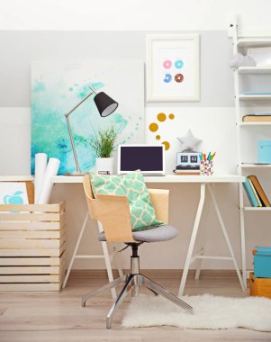 Çalışma alanı ile masa üstünde laptop