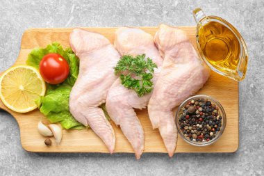 Baharat ile çiğ tavuk kanatları