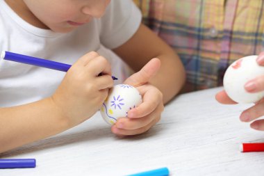 Kız dekorasyon Paskalya yortusu yumurta