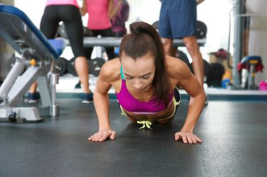 Sportif kadın tahta egzersiz jimnastik salonu yapmak