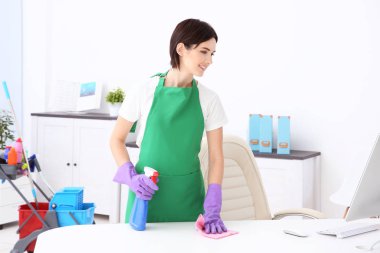 Kadın temizlik ofiste tabloda