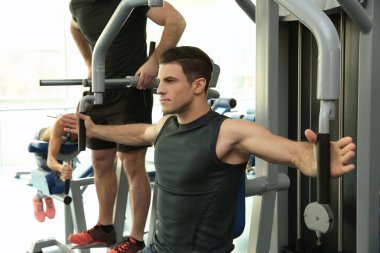 Modern bir spor salonu eğitim genç adam