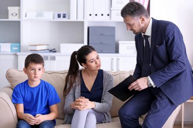 Oğlu veli okulda toplantı sırasında olan kadın