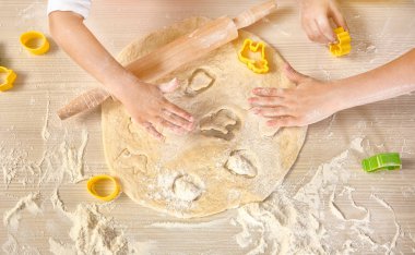 Küçük çocuklar Paskalya kurabiye yapma  