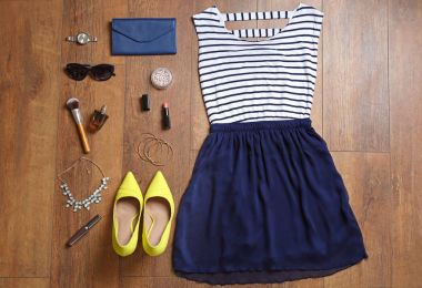 Erkek giyimi düz yatıyordu kümesi