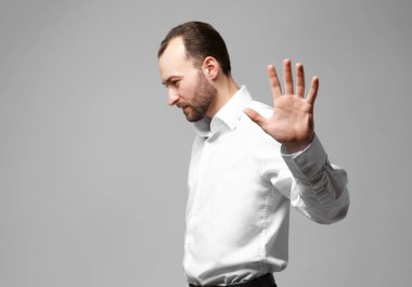 Renk arka plan üzerinde yakışıklı yetişkin adam