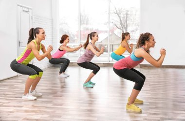 Güzel kızlar spor salonunda eğitim