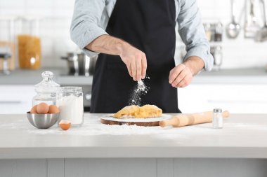 Adam makarna hazırlama 