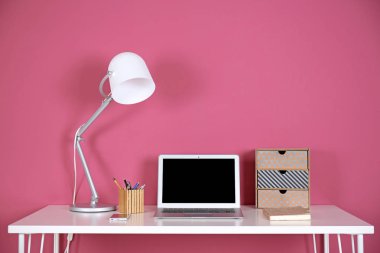 Modern tasarımcı çalışma alanı