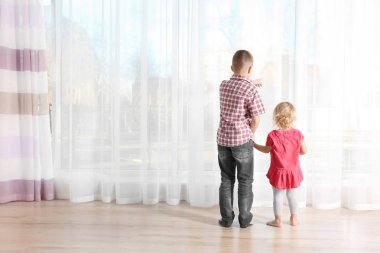 küçük çocuklar yakın pencere