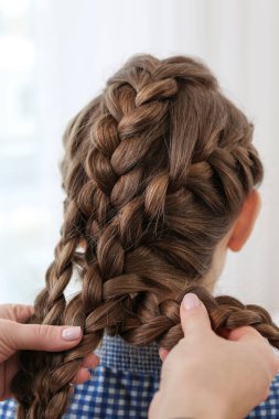 güzel örgü saç modeli olan kadın