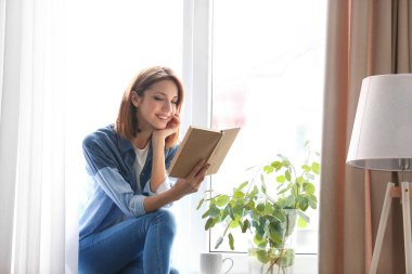 Kitap okuyan genç bir kadın