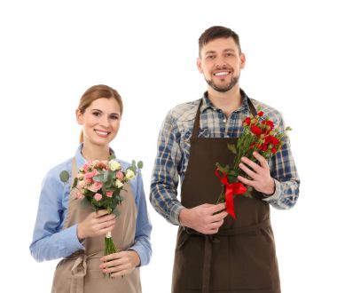 Karanfiller tutan iki çiçekçi 