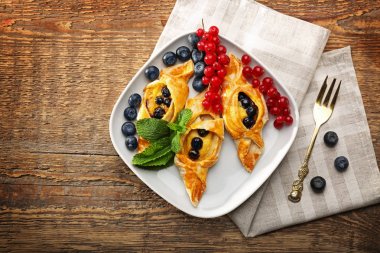 Çilek ile lezzetli puf böreği