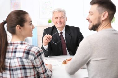 Genç çift noter ofisi