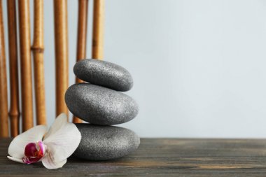 çakıl taşları ve orkide çiçek