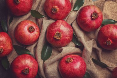 Peçete üzerinde bütün nar