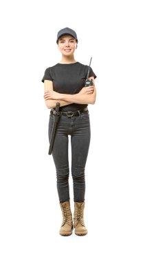 Güvenlik beyaz arka plan üzerinde üniforma güzel genç kadın