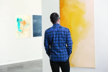 Genç adam modern sanat galerisi