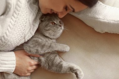 Kedisi olan güzel genç bir kadın. 