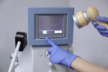 Eller bir doktor ultrason makinesi Kliniği ayarlama