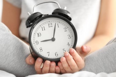 çalar saat ile küçük çocuk