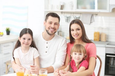 Evde mutfak mutlu aile