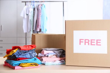 Bağış kutusu giysileri ile